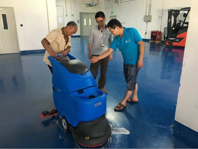 R50B洗地机应用于海威华芯企业实景图2