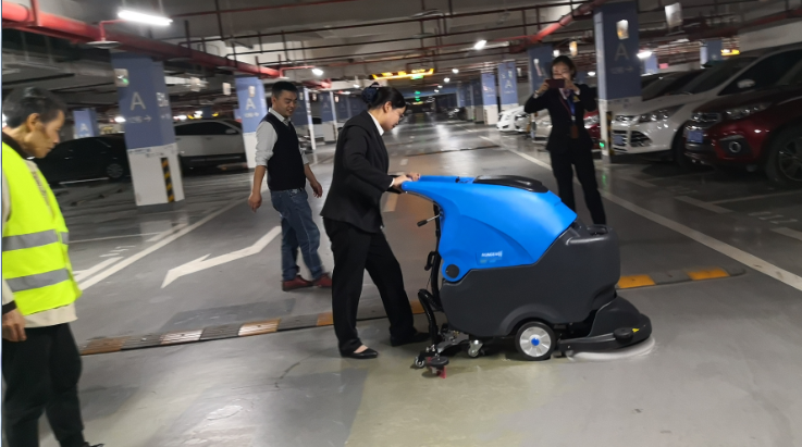 住宅小区使用R50B洗地机实地拍摄 图 住宅小区使用R50B洗地机实地拍摄 图